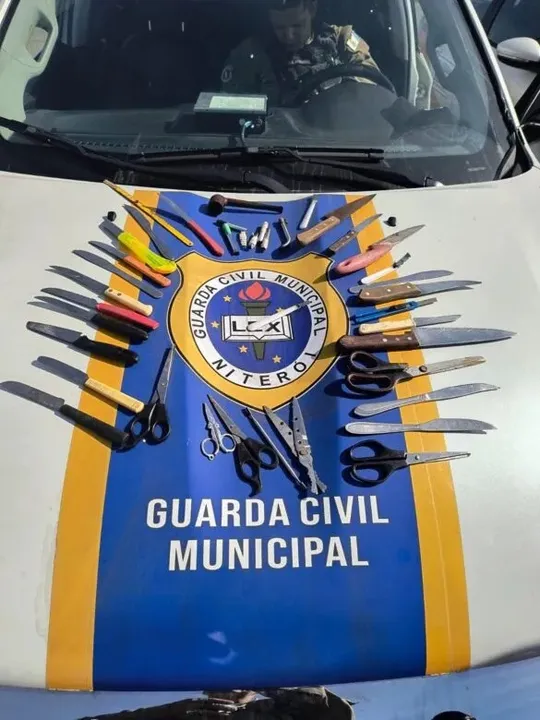 Agentes da Guarda Civil Municipal de Niterói apreenderam cerca de 30 materiais perfurantes e cortantes, como facas, tesouras e estiletes