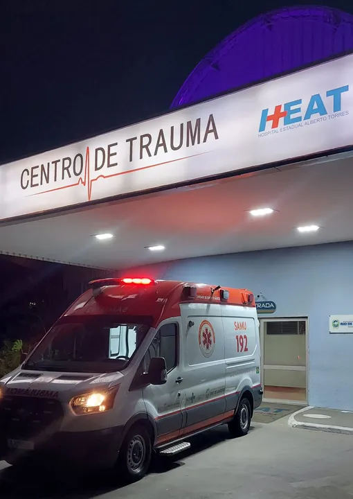 Por causa da gravidade dos ferimentos, a mulher foi transferida para o Hospital Estadual Alberto Torres (Heat), localizado em São Gonçalo