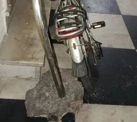 Bicicleta elétrica furtada junto com concreto e ferro que a prendia