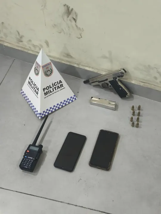 Com o acusado, os policiais apreenderam uma pistola cromada calibre 9mm, um carregador de 9mm, diversas munições de mesmo calibre e um rádio transmissor