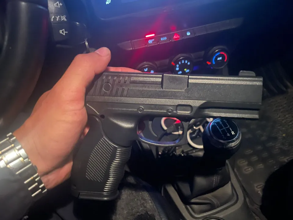 Durante a abordagem, os policiais encontraram um simulacro de arma de fogo dentro do carro do suspeito