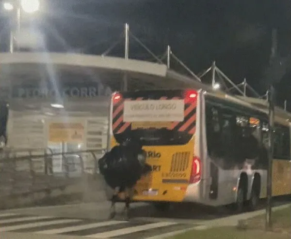 Homem foi flagrado agarrado na traseira do BRT