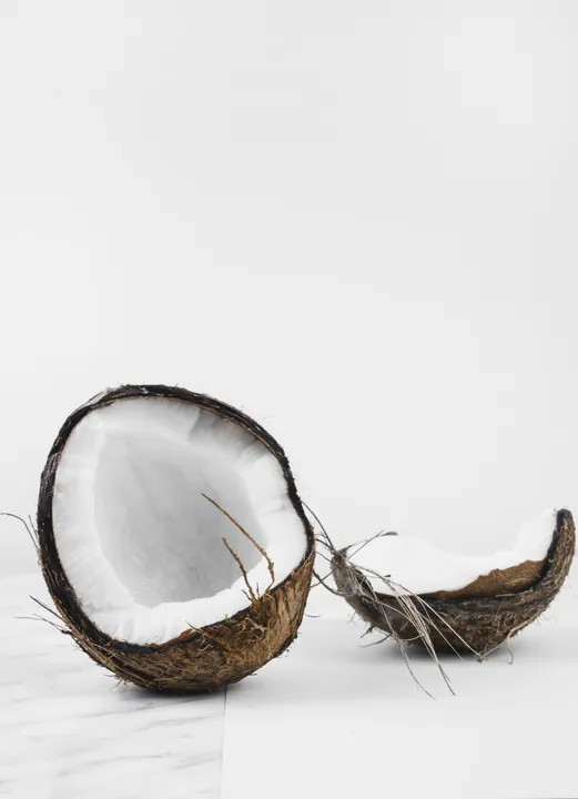 Homem introduz corpo semelhante a coco no ânus