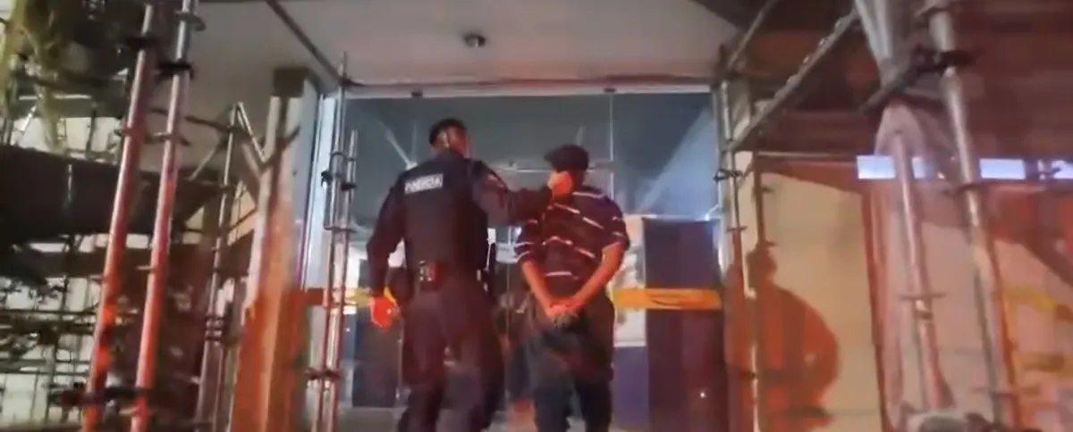 O acusado foi autuado em flagrante delito pelo crime de furto, permanecendo preso