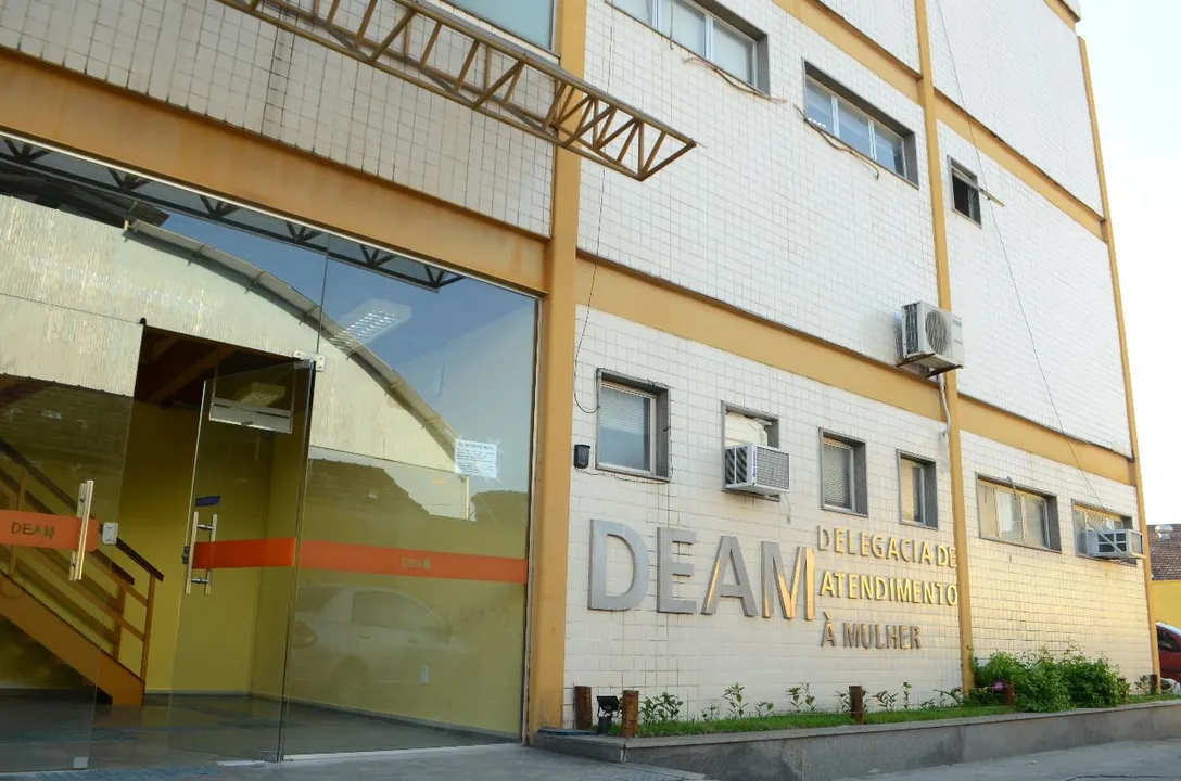 Na ocasião, o autor ainda usou uma chave de fenda para ameaçar furar o olho da mulher