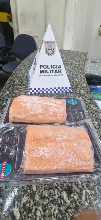 Suspeito foi flagrado por seguranças com produtos