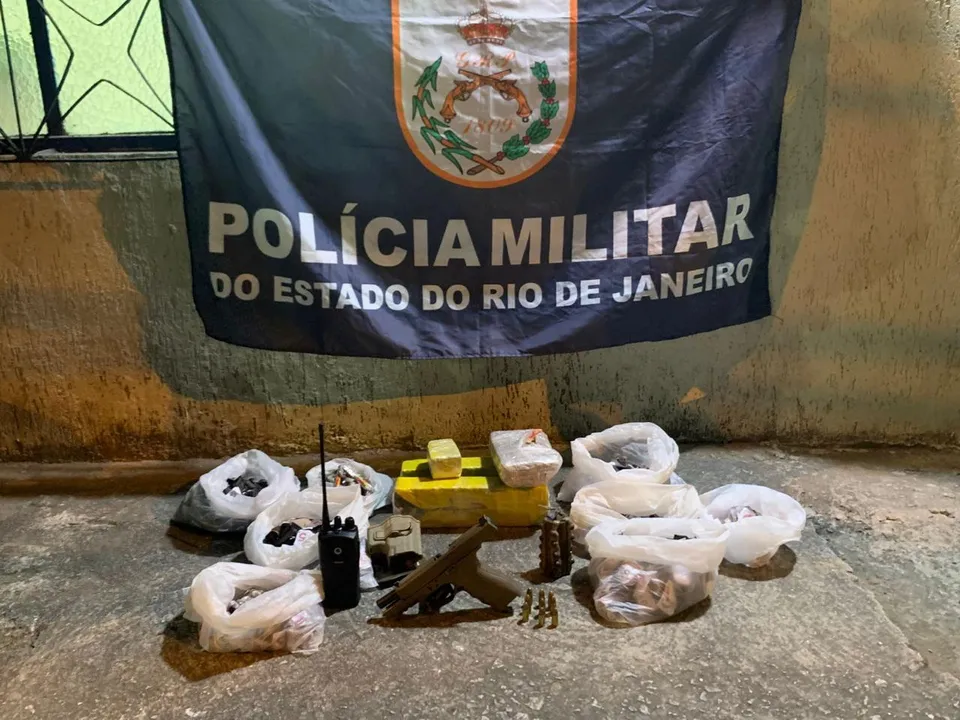 Após recolhimento do material, a equipe seguiu para 75ª DP (Rio do Ouro), onde o caso foi registrado