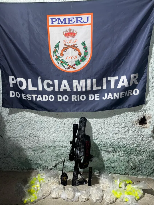 Com o acusado a polícia apreendeu um fuzil e cocaína