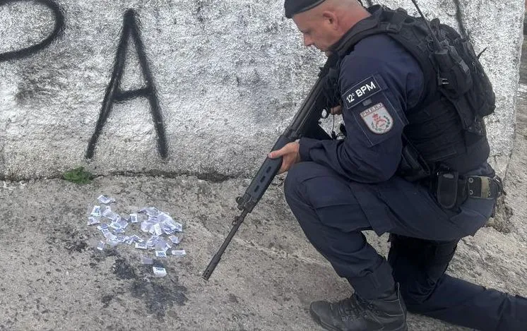Os agentes apreenderam o material entorpecente no qual o criminoso carregava em uma sacola
