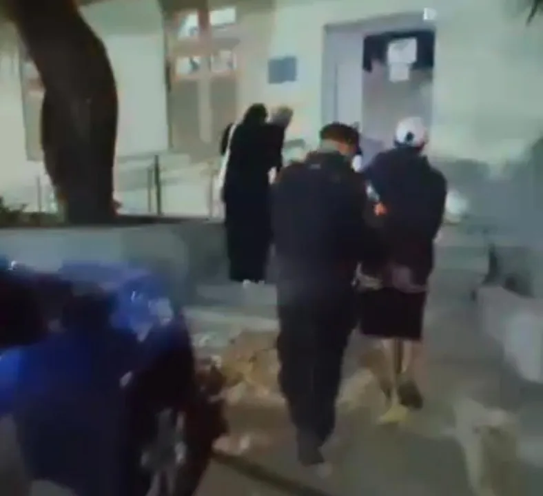 O homem foi preso e autuado em flagrante pelos crimes de injúria e lesão corporal, com qualificadoras por se tratar de vítima idosa