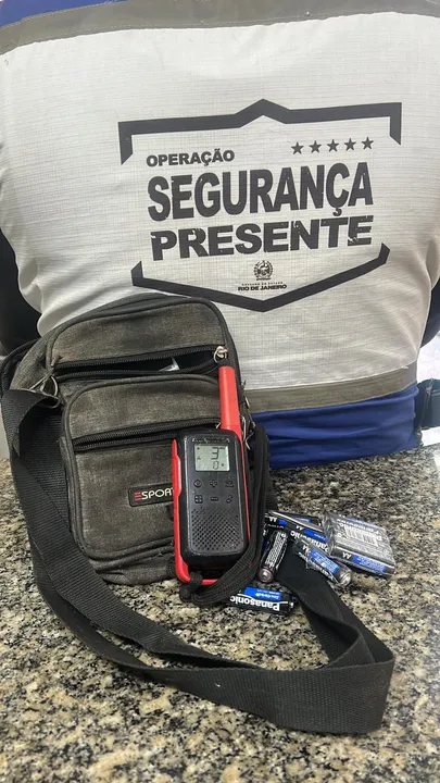 O acusado foi levado para a 72ªDP (Mutuá), onde foi autuado por associação ao tráfico de drogas e corrupção ativa.
