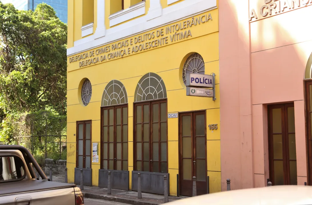 A ação foi realizada por agentes da  Delegacia de Crimes Raciais e Delitos de Intolerância