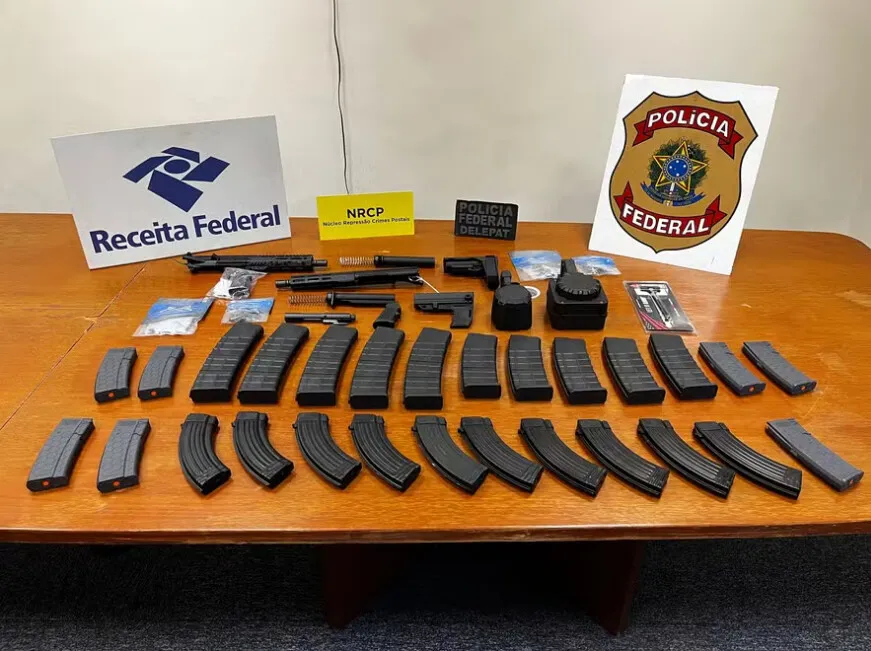 Peças de fuzil e carregadores são apreendidos durante ação da PF e da Receita Federal em unidade do correio na Zona Oeste do Rio