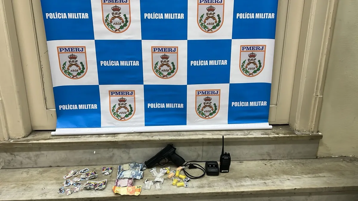 Durante a abordagem, os policiais encontraram com ele entorpecentes e um rádio transmissor