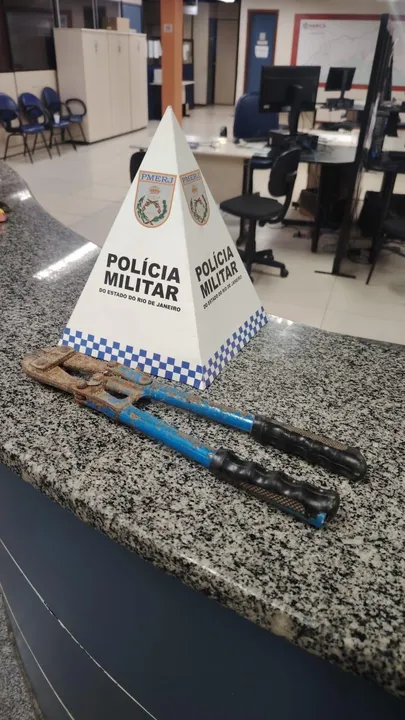 Com o suspeito, os policiais encontraram um alicate tesoura