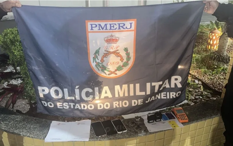 Policiais apreenderam algemas, celulares e cartões na ação