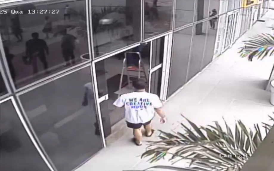 Benjamin Roberto entrando na recepção para realizar o saque do dinheiro