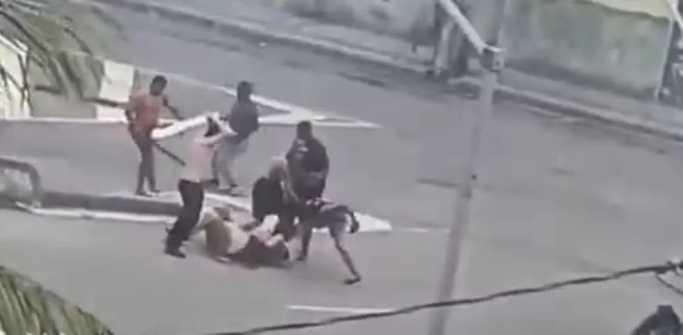 Imagens revelam um homem sendo agredido a pauladas