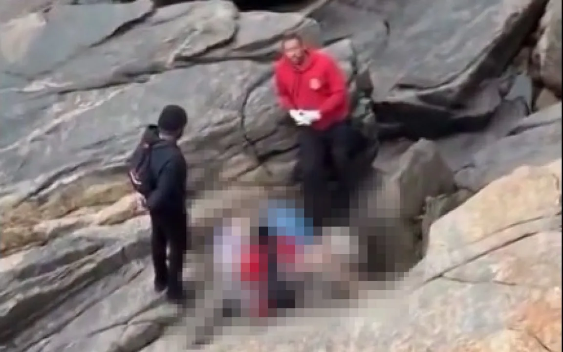 Homem teria caído ao tentar pegar a carteira