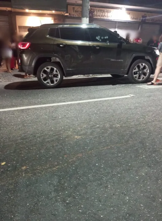 O carro ficou com pelo menos 8 marcas de tiros