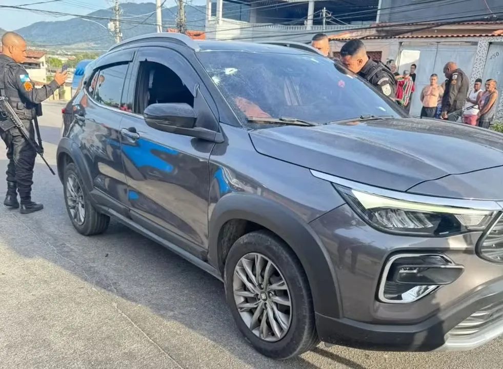 Nas redes sociais, circulam imagens do carro da vítima com diversas marcas de tiros
