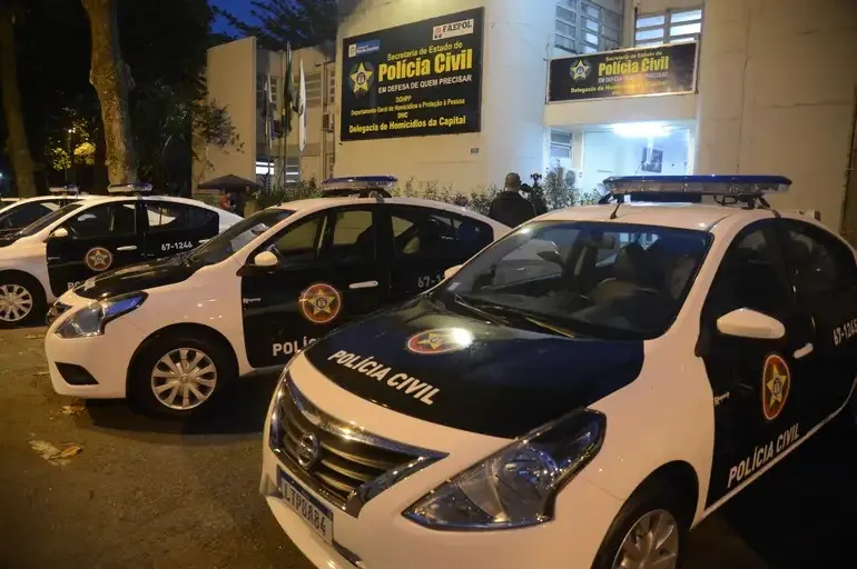 A prisão em flagrante foi realizada por policiais civis da Delegacia de Homicídios da Capital (DHC)