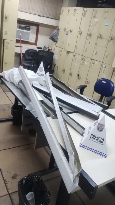 Diversas peças de alumínio do letreiro foram encontradas com ele