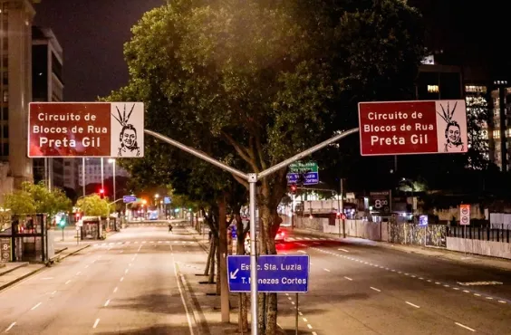 Ao menos duas placas foram instaladas pelo município ao longo do percurso dos megablocos