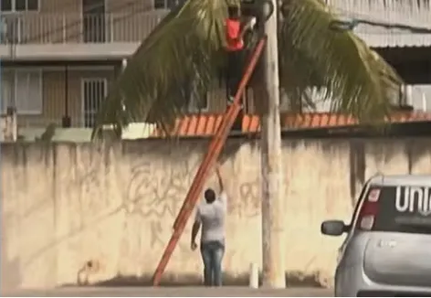 Dois suspeitos foram flagrados instalando câmeras a mando do tráfico