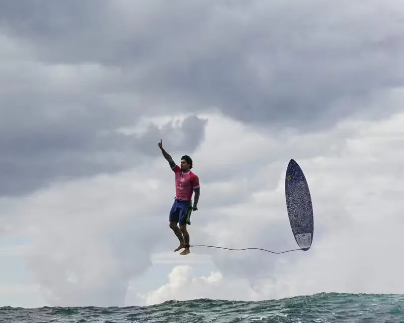 O brasileiro Gabriel Medina reage após pegar uma grande onda durante os Jogos Olímpicos de Paris 2024,