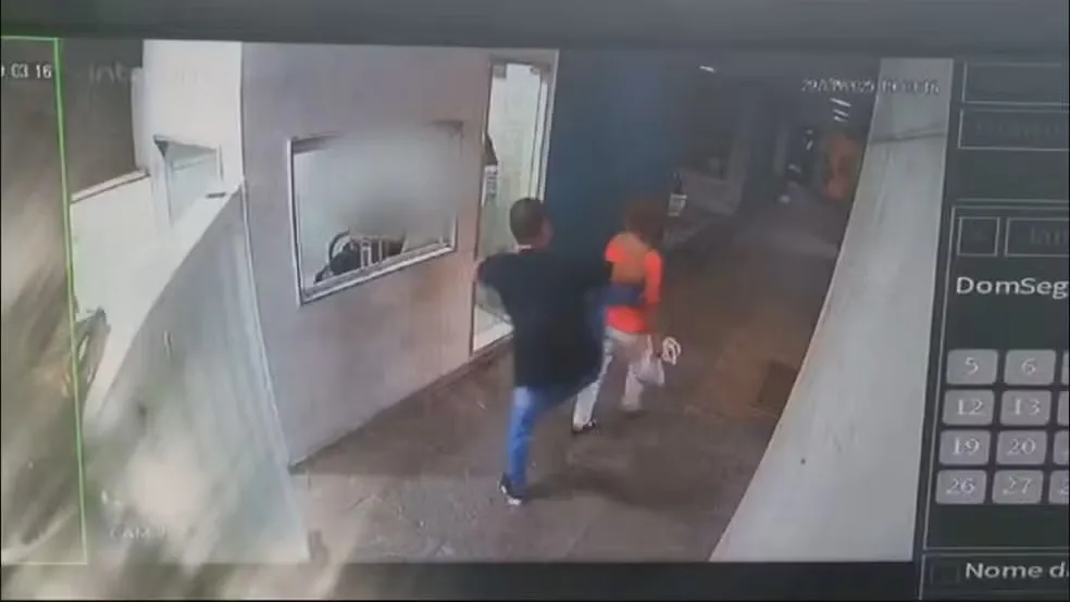 Momento em que a idosa é agredida dentro do prédio pelo motorista