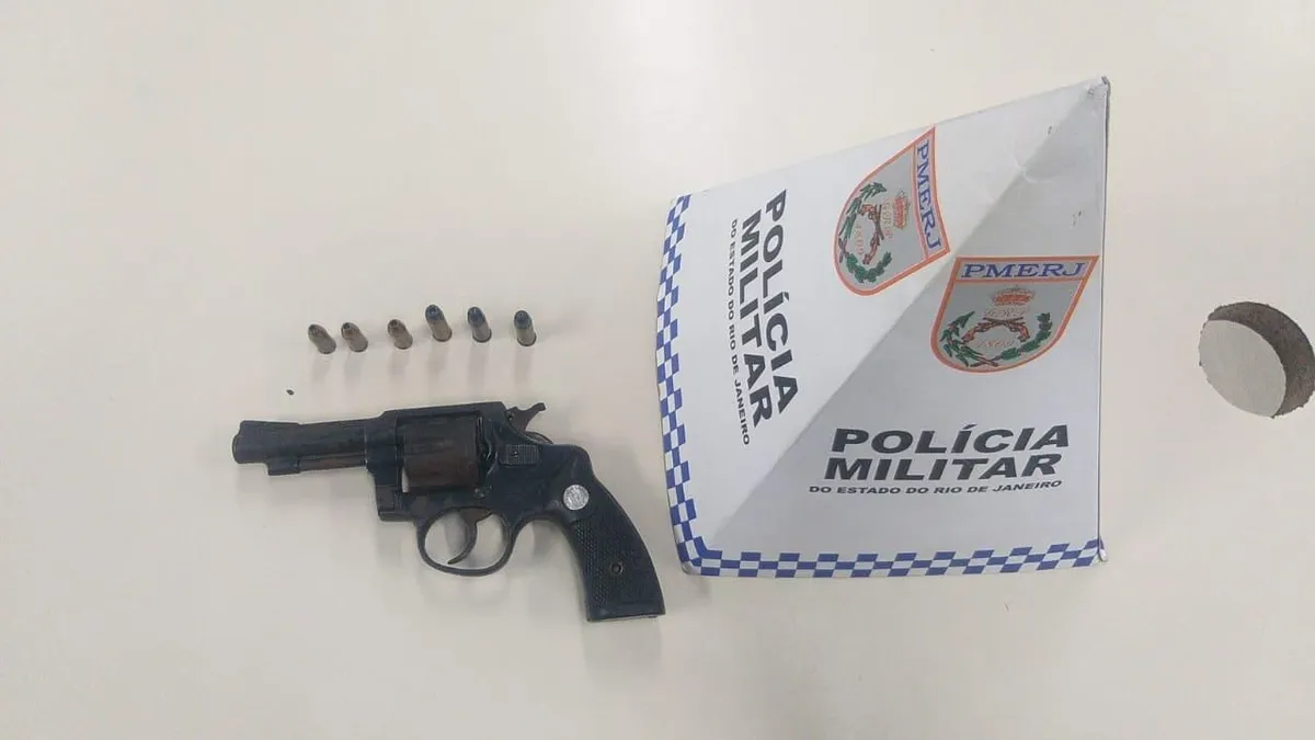 Homem confessou ter um revólver e entregou voluntariamente a arma