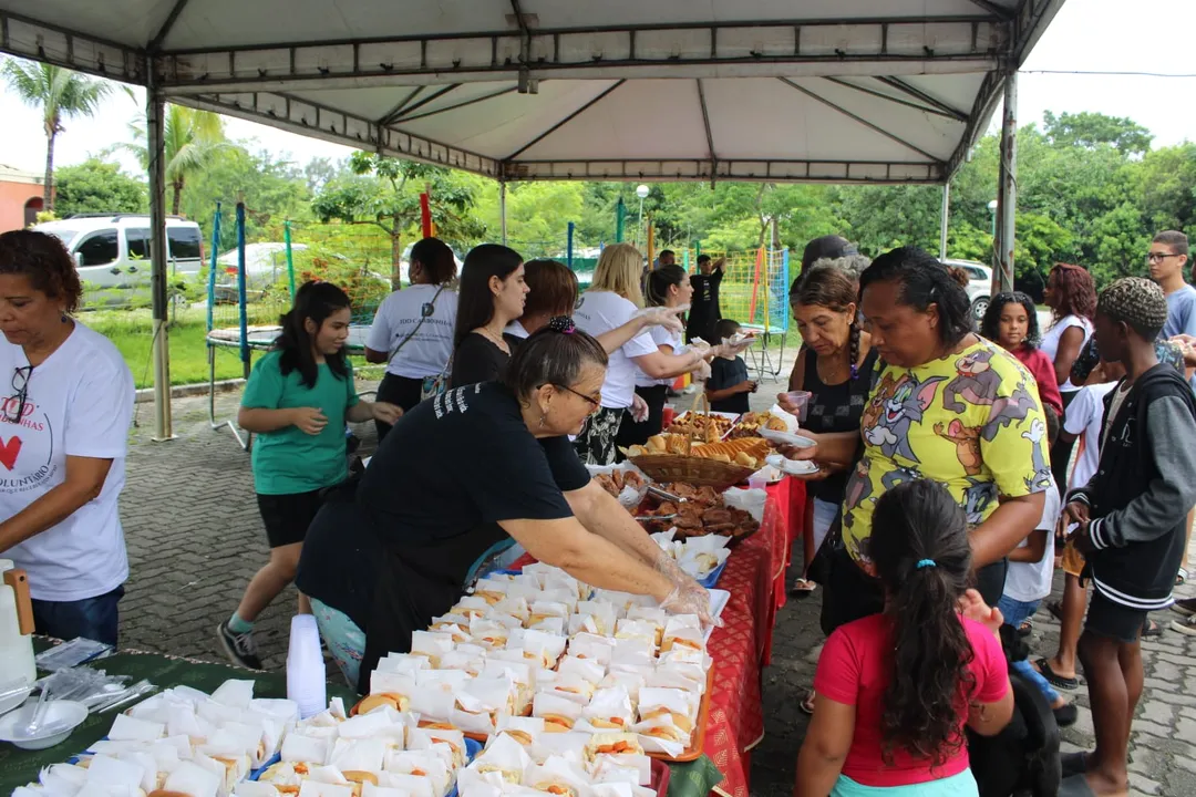 O evento teve início com um culto de ação de graças, seguido pela distribuição dos donativos e um grande café comunitário