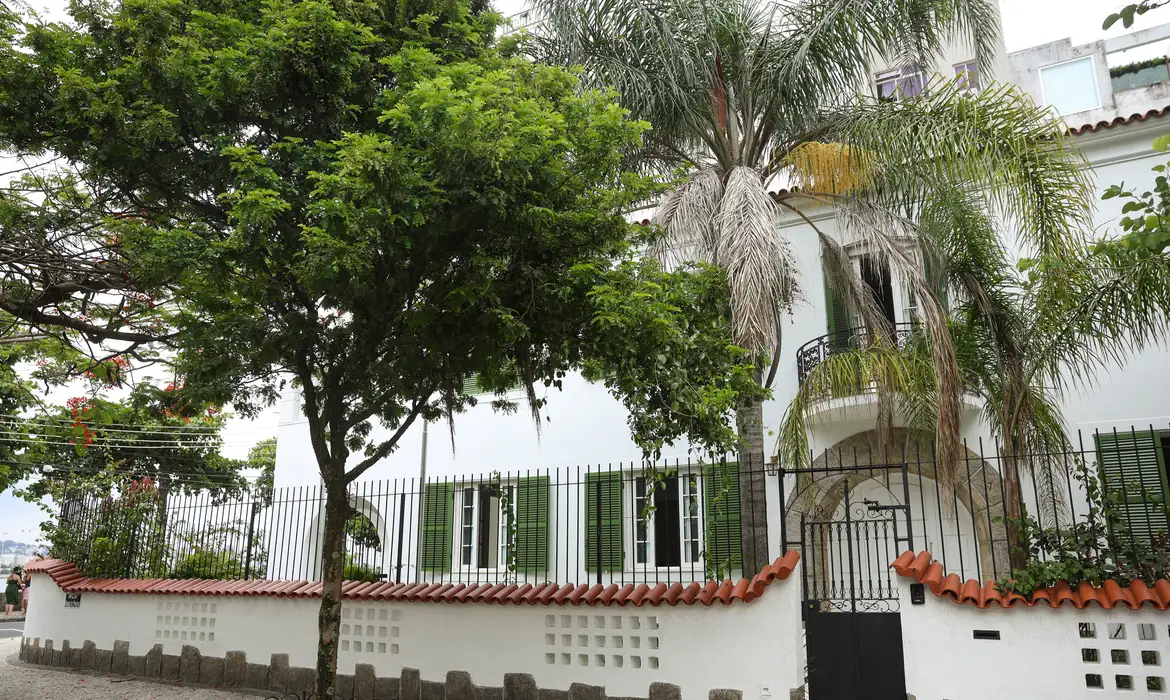 Imóvel fica na Rua Roquete Pinto, na Urca, Zona Sul do Rio