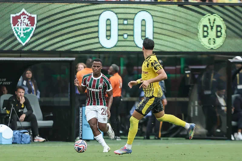 Arias foi eleito o melhor jogador da partida no empate entre Flu e Borussia