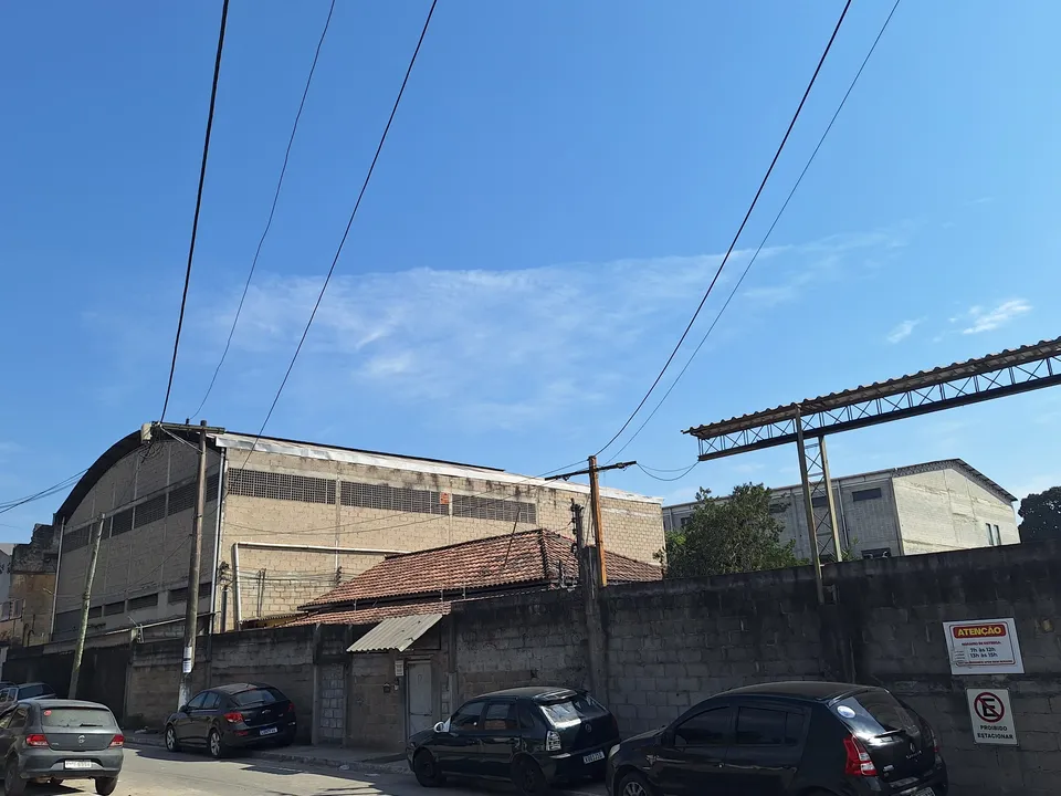 O incêndio atingiu a fábrica que fica localizada no bairro Marambaia, em São Gonçalo
