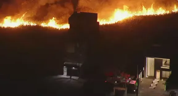 Para conter o fogo, mais de 30 bombeiros de cinco unidades atuaram na operação