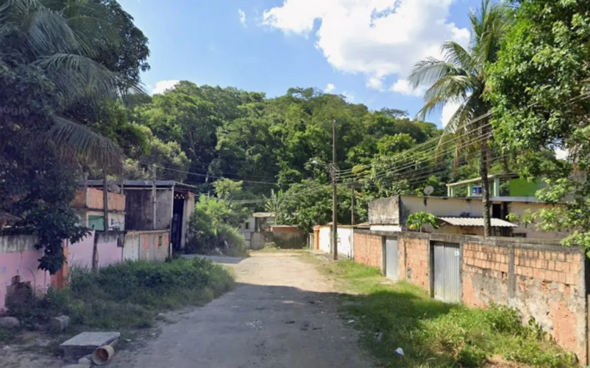 As chamas atingiram uma casa no  bairro Cidade Jardim Cabuçu, em Queimados
