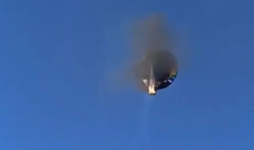 Imagens mostram as chamas visíveis envolvendo parte da estrutura