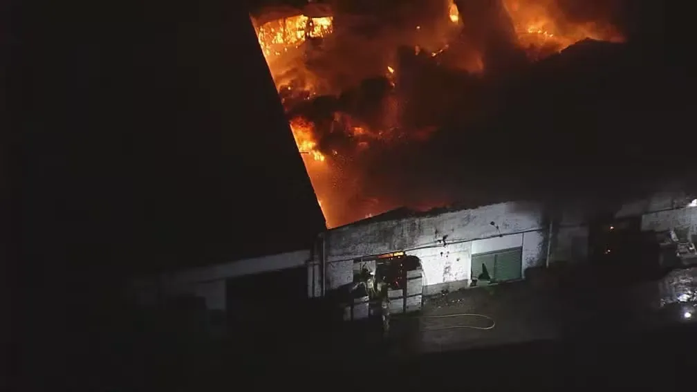 Bombeiros continuam trabalho de rescaldo.