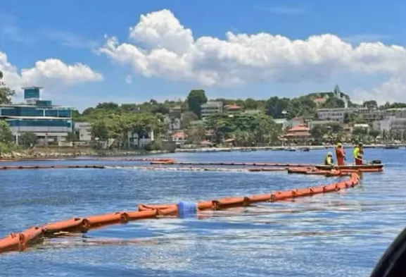 Inea usa boias para conter óleo na Baía de Guanabara após incêndio na Moove