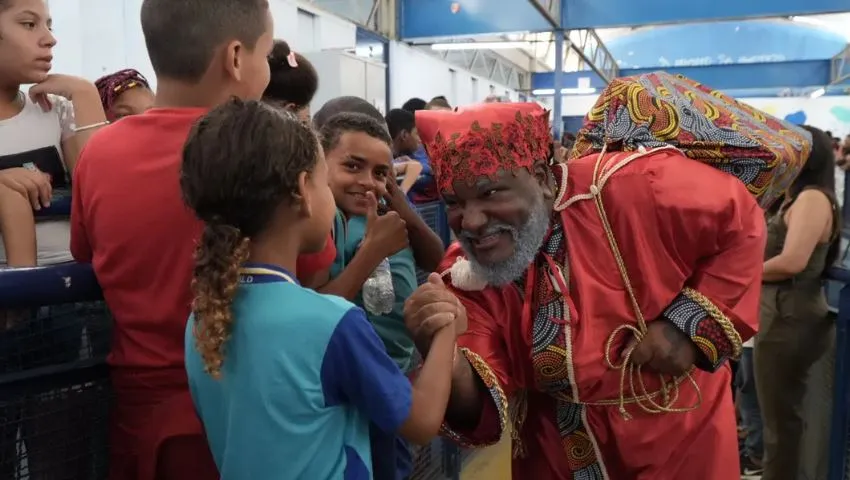 Papai Noel Preto presente na Escola Municipal Paulo Freire, em São Gonçalo