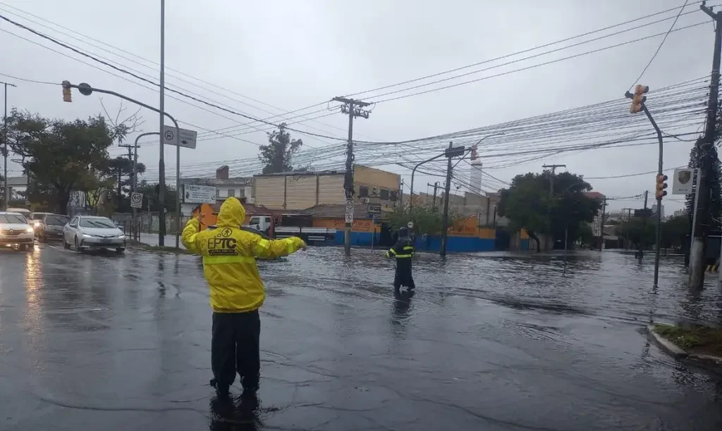 Acapital paulista já enfrentou transtornos por conta da chuva da quinta-feira (28).