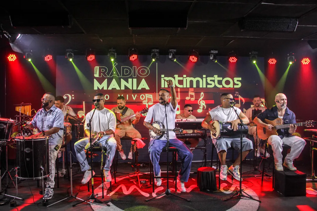 Grupo formado em Niterói cantou grandes sucessos e animou o público nos estúdios da Rádio Mania