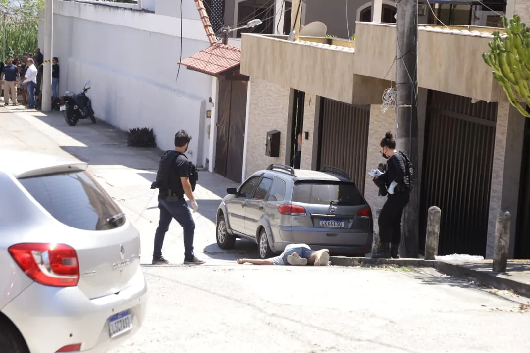 A motivação do crime ainda está sendo investigada.