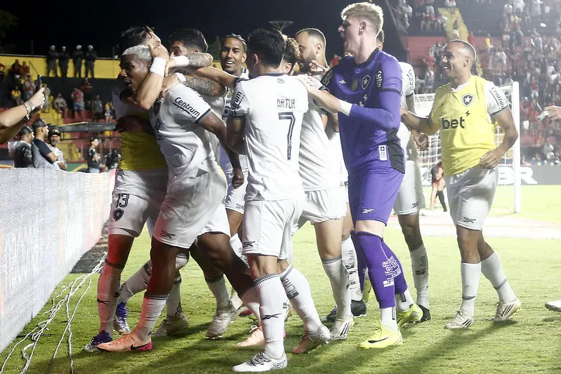 Botafogo enfrenta o Corinthians, no Nilton Santos, neste sábado (26)
