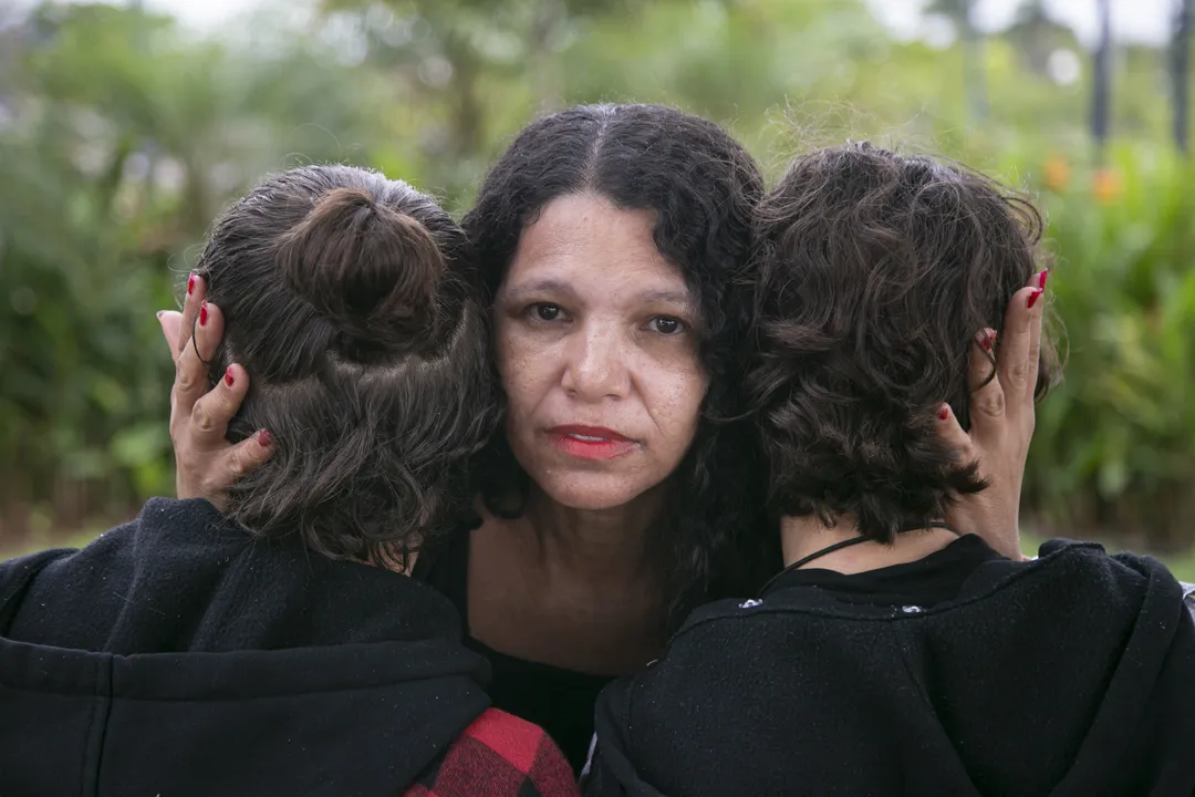 Desde setembro de 2023, quando começaram a circular boatos na escola sobre os dois adolescentes serem homens trans, passaram a enfrentar hostilidades e ameaças