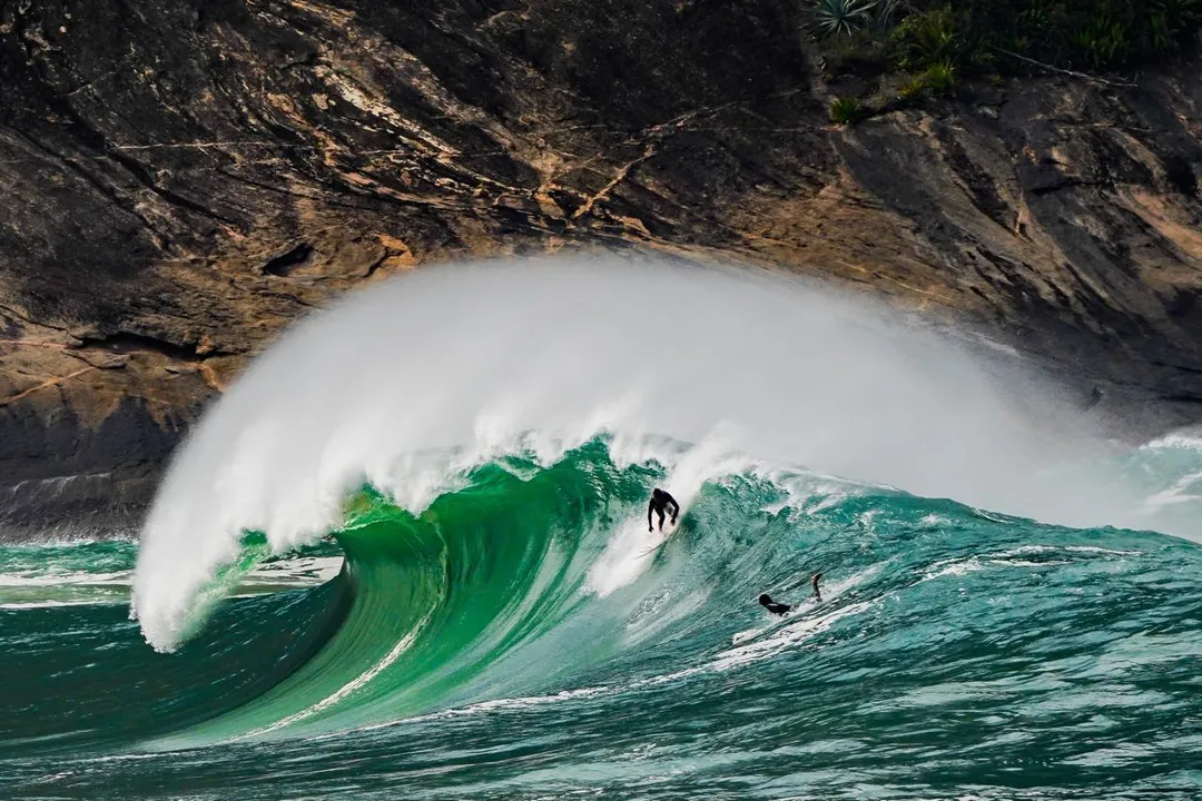 O Itacoatiara Big Wave é organizado pela Associação de Surfe de Ondas Grandes e Tow In de Niterói