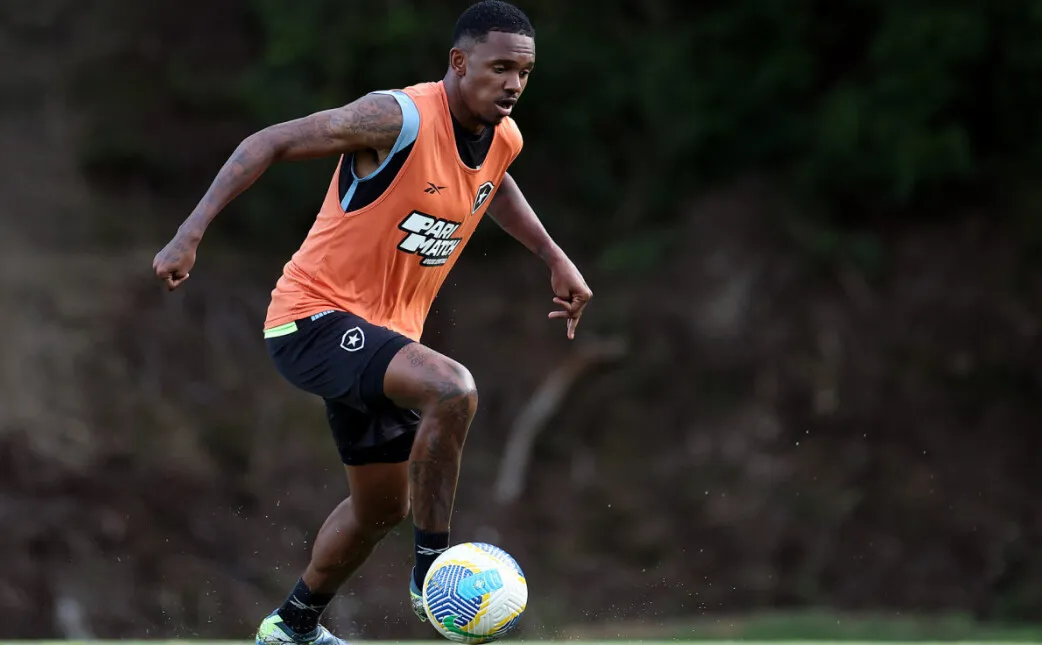 Jeffinho em ação durante treino do Botafogo no CT Lonier