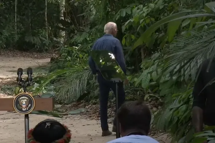 Após entrevista presidente dos Estados Unidos caminha em direção a floresta